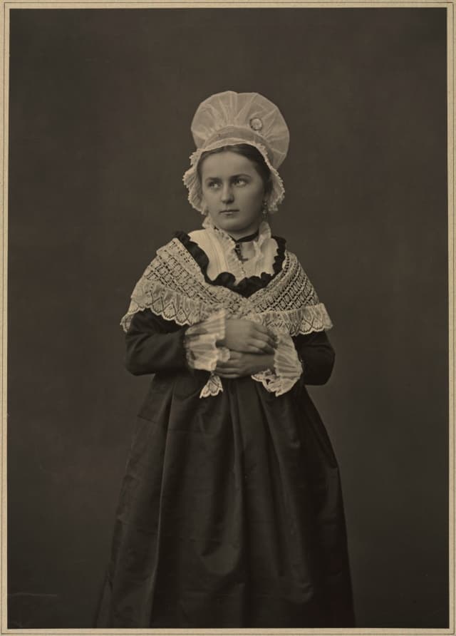 ロレーヌの衣装、1871 年。写真に撮られると、布は硬くなる。