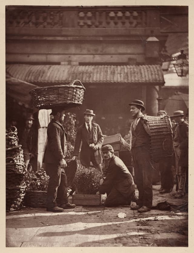 コヴェント・ガーデン、1877 年。働く人は手を止めない。